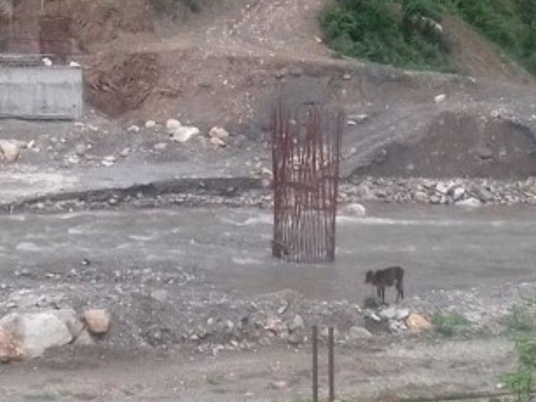 अनुगमन संयन्त्र अभावमा निर्माणाधीन पुल अलपत्र